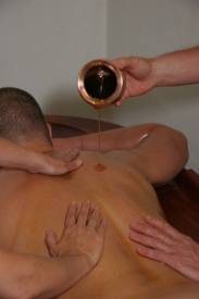 Massage à l 'huile d'amande douce